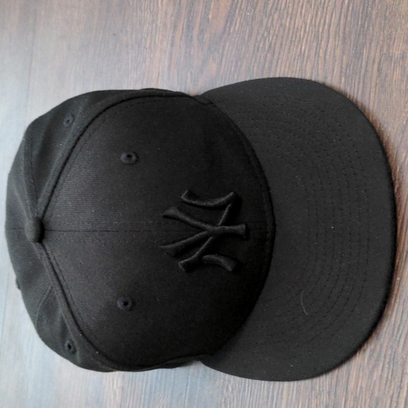 New Era Fitted Size 6 1/4 All Black New York Yankees Cap - Picture 2 of 6